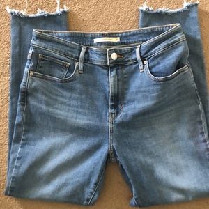 Levi’s 721 high rise skinny jeans 29/8. Inseam leg 25 inch. Super soft, stretchy